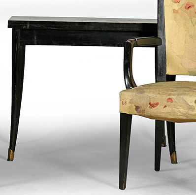 Jacques Adnet (1900 - 1984) Table à jeux en bois noirci.
Pieds légèrement en sabre...