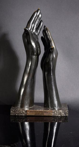 Edith Piaf (1915-1963) Trophée des «Bravos de Music Hall 1955» remis à Edith Piaf,...
