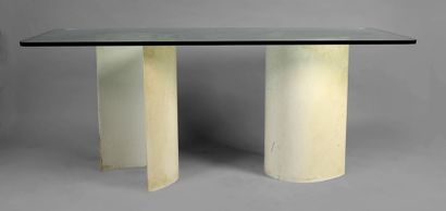 Yves de LA TOUR d'AUVERGNE (1927 - ) Table en résine et poudre de marbre, composée...