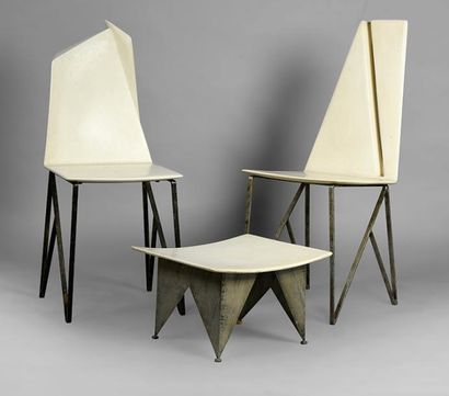 Yves de LA TOUR d'AUVERGNE (1927 - ) Deux chaises et un tabouret de pied en résine...