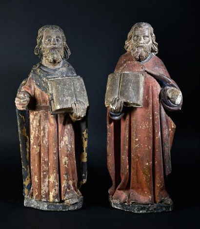 null Deux évangélistes en pierre calcaire sculptées et polychromées, représentés...