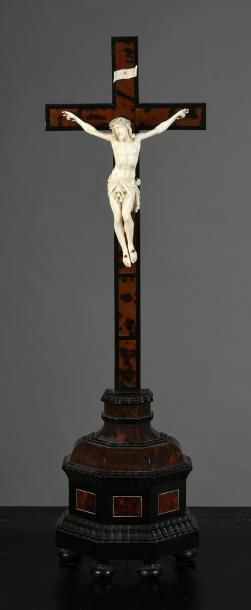 null Crucifix en ébène, bois noirci et écaille, le Christ en ivoire. XVIIIe siècle.
H.:...