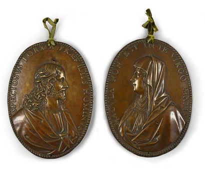 null Paire de plaques en bronze figurant la vierge Marie et le Christ représentés...