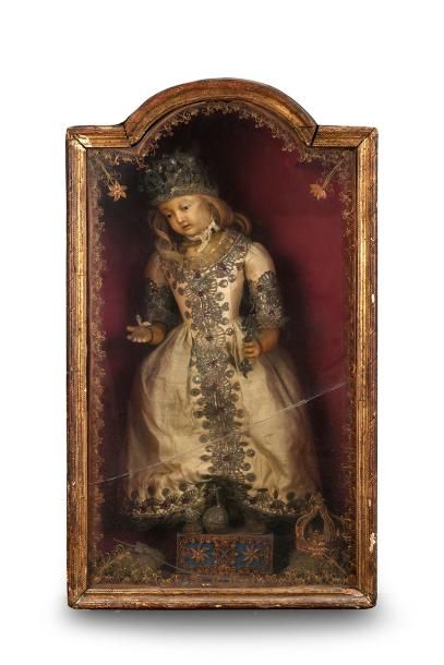 null Vierge de cire habillée présentée dans un cadre vitrine, seconde moitié du XVIIIe...