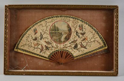null Oiseaux, vers 1800
Eventail plié, feuille en papier peint d'oiseaux aux plumages...