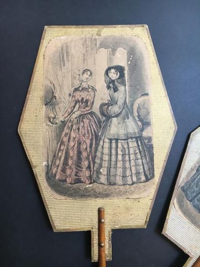 null Paire d'écrans à main, vers 1850-1860
En carton à décor rayé, orné de gravures...