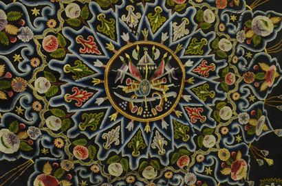 null Tapis de table brodé, style XVIIe siècle, vers 1900, sergé de laine noire brodé...