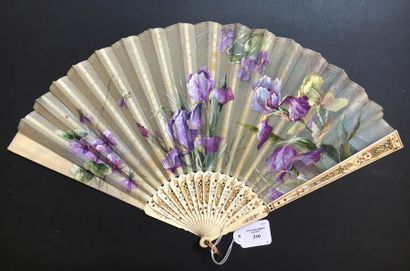 null Iris et violettes, vers 1900
Eventail plié, feuille peinte de fleurs, signé...