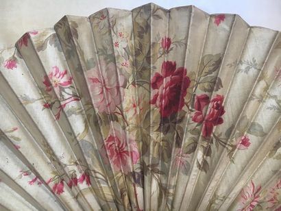 null Roses et fushias, vers 1890
Eventail plié, feuille en tissu imprimé de fleurs.
Monture...