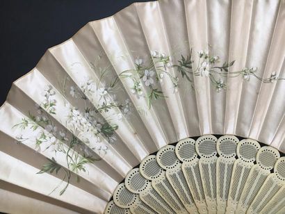 null Bouquet de mariée, vers 1880-1890
Eventail plié, feuille en satin crème peinte...