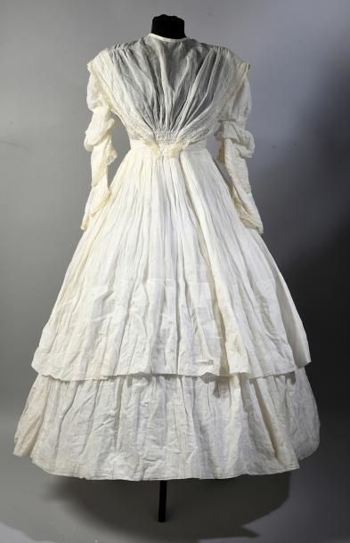 null Robe d'après-midi, vers 1845, en mousseline de coton crème agrémentée de jours,...