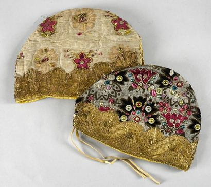 null Bonnets brodés, Alsace, première moitié du XIXe siècle, deux bonnets emboitants...