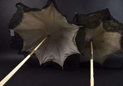 null * Deux ombrelles marquise, Second Empire, manches en ivoire sculpté d'un tors...