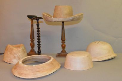 null Ensemble de formes à chapeaux en plâtre, seconde moitié du XIXe siècle, 2 calottes...