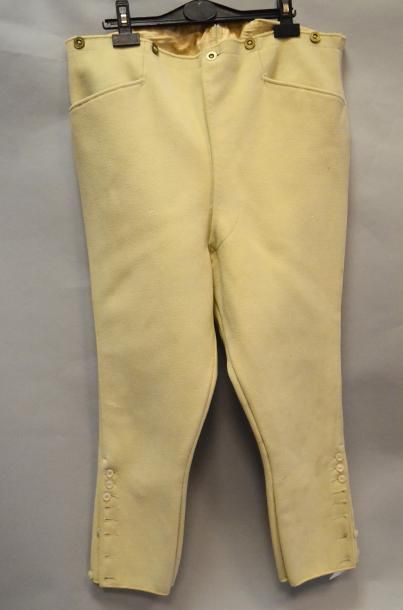 null Deux pantalons pour l'équitation, 1900-1930 environ, en drap de laine ivoire...