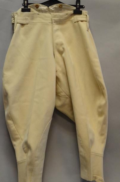 null Deux pantalons pour l'équitation, 1900-1930 environ, en drap de laine ivoire...