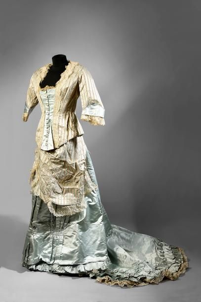 null * Robe de jour griffée C. Lacroix à Lyon, vers 1885, en pékin à rayures fleuries...