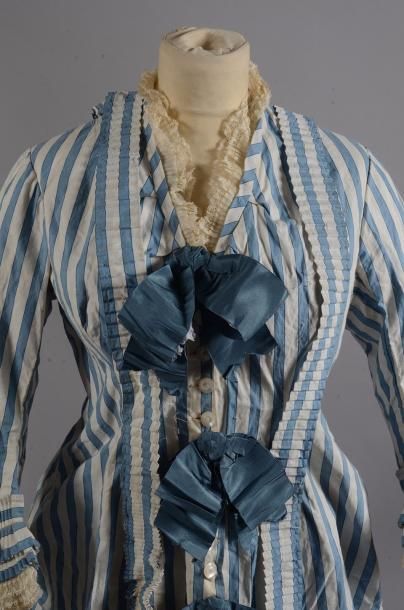null Robe d'après-midi, vers 1880, en toile rayée bleue et blanche; coupe ample,...