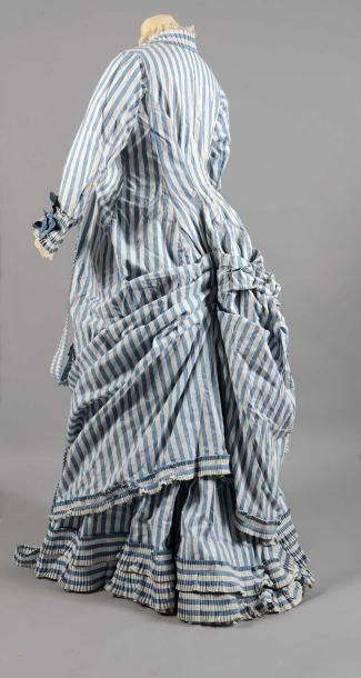 null Robe d'après-midi, vers 1880, en toile rayée bleue et blanche; coupe ample,...