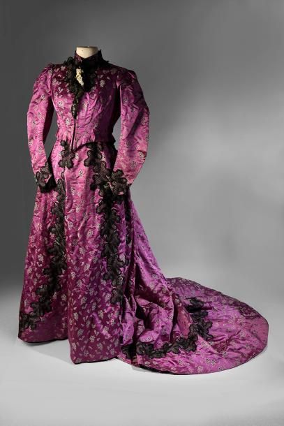null * Robe de jour, vers 1890, façonné soie violet à semis de fleurettes noires...