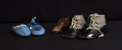 null Deux paires de chaussures d'enfant ou poupée, vers 1920- 1930, l'une en taffetas...