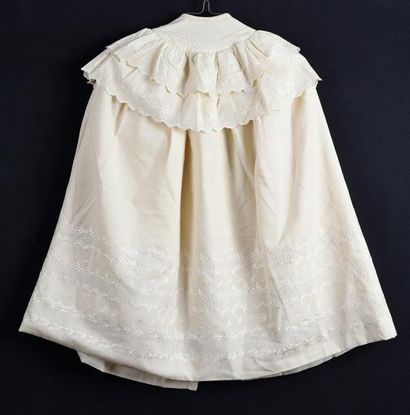 null Ensemble de présentation de nouveau-né, vers 1900, robe matelassée et cape volantée...