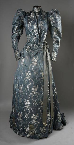 null Robe de jour, vers 1895, satin bleu-gris liseré crème à dessin de bouquets de...
