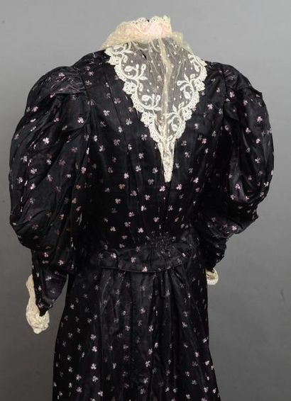 null Robe de jour, vers 1900-1905, satin liseré noir à semis de trèfles roses; corsage...