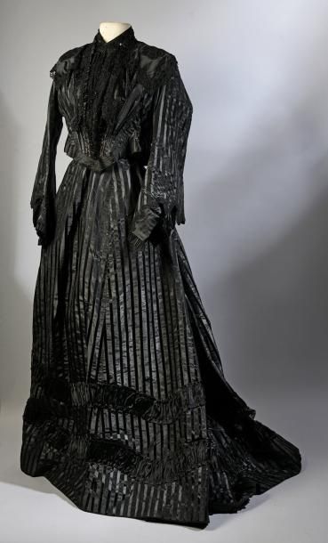 null Robe de jour, fin du XIXe siècle, pékin moiré noire. Probablement une robe à...