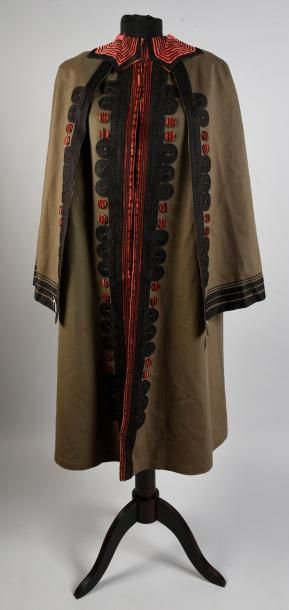 null Manteau pèlerine, vers 1900, en drap de laine vert réséda et velours rouge coquelicot;...
