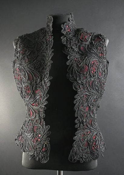 null Haut de robe sans manches, vers 1900, en dentelle de Luxeuil noire soutachée...