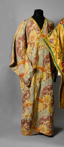 null Kimono d'intérieur, vers 1900, façonné laine et coton à grand décor de rinceaux...