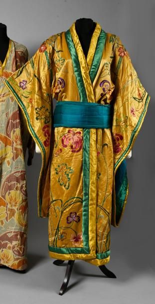 null * Madame Butterfly, costume de scène vers 1920, kimono en satin jaune et sergé...