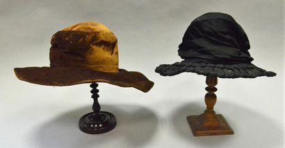 null Deux chapeaux de dame, vers 1915-1920, capeline de velours chocolat à passe...