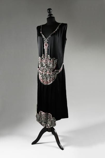 null * Robe du soir, vers 1925, robe longue, sans manches, en satin de soie noir;...
