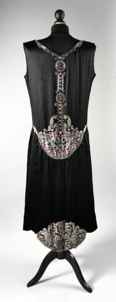 null * Robe du soir, vers 1925, robe longue, sans manches, en satin de soie noir;...