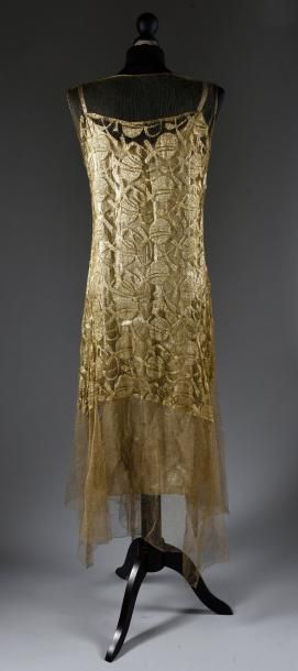null * Robe du soir, vers 1925, robe sans manches en dentelle métallique dorée à...