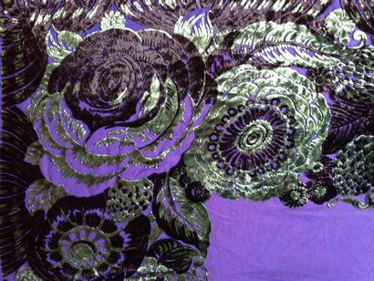 null Châle du soir, vers 1925, en crêpe de soie façonné violet, noir et vert émeraude;...