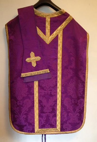 null Chasuble et manipule, Italie fin du XIXe siècle, damas ramagé violet, orfrois...