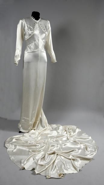 null Robe de mariée, vers 1940, fuseau en satin crème travaillé en découpes géométriques...