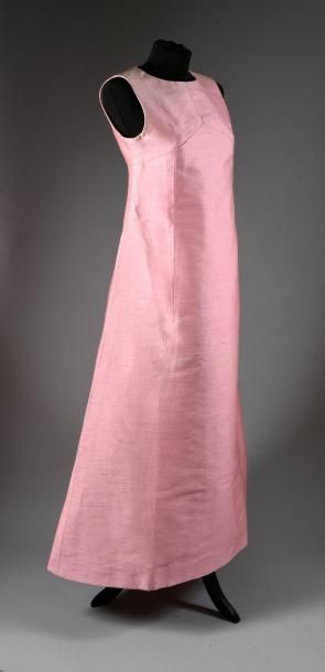 null Robe griffée Christian Dior, vers 1970, robe trapèze en shantung rose travaillé...