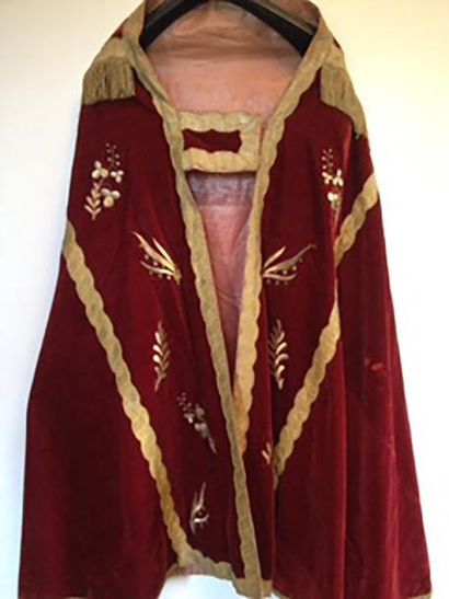null Belle chape, vers 1850, en velours de soie rouge; orfrois brodés en guipure...