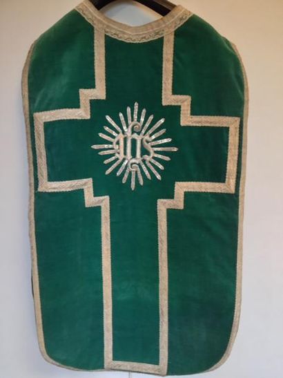 null Trois chasubles, couleur liturgique verte, début du XXe siècle, en velours,...
