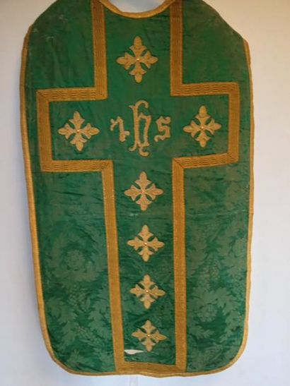null Trois chasubles, couleur liturgique verte, début du XXe siècle, en velours,...