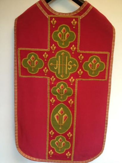 null Trois chasubles, couleur liturgique rouge, début du XXe siècle, deux en satin...