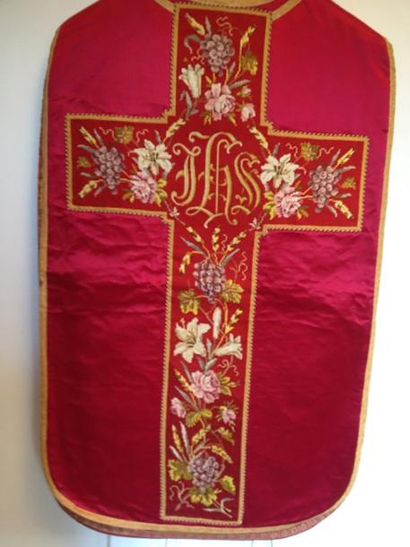 null Trois chasubles, couleur liturgique rouge, début du XXe siècle, deux en satin...