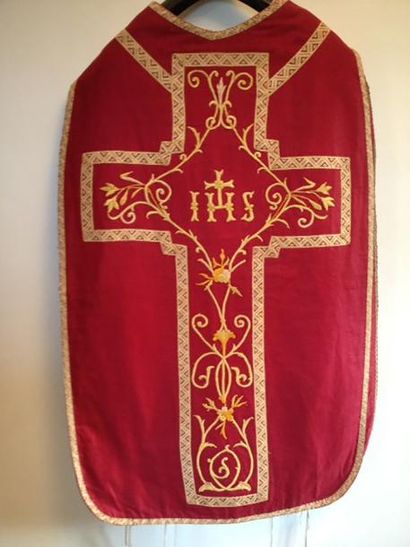 null Trois chasubles, couleur liturgique rouge, début XXe siècle, deux en satin de...
