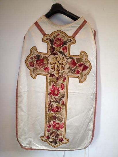 null Deux chasubles, couleur liturgique blanche, fin du XIXe-début du XXe siècle,...