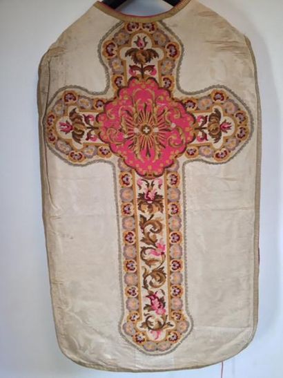 null Deux chasubles, couleur liturgique blanche, fin du XIXe-début du XXe siècle,...