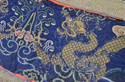 null Précieuses soieries au dragon, Chine, XIXe siècle, panneau en kesi tissé soie...